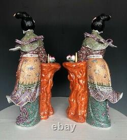 A paire of famille rose Chinese antique pocelain sculpture statue signed 20th c