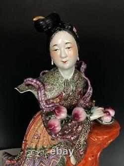 A paire of famille rose Chinese antique pocelain sculpture statue signed 20th c