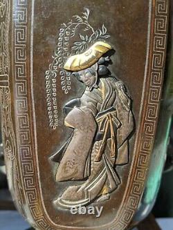 Beautiful Pair of Antique Japanese Meiji Period (1868-1912) Bronze Vases Signed