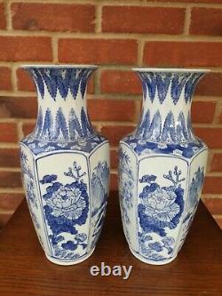Very large Pair of Blue and White Chinese Vases (14)